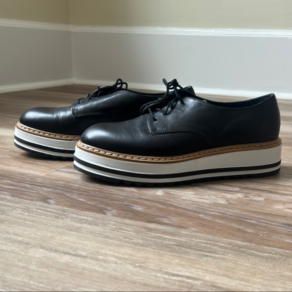Black and White Oxfords with Classic Lace-Up Design